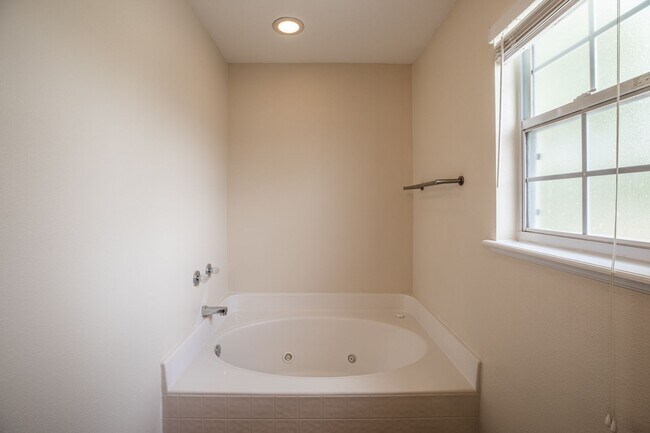 Building Photo - 1866 Hornsey Ct