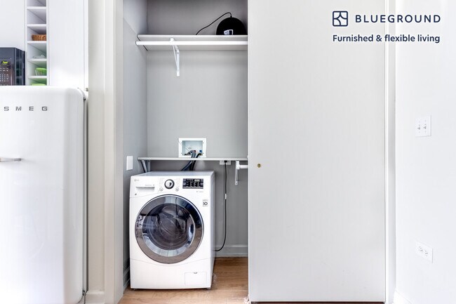 Building Photo - 108 W Chicago Ave