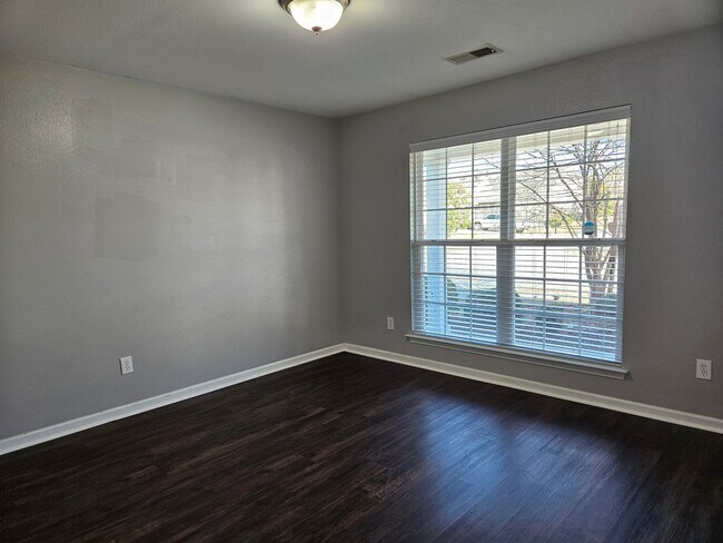 Building Photo - Ivy Square Patio Home