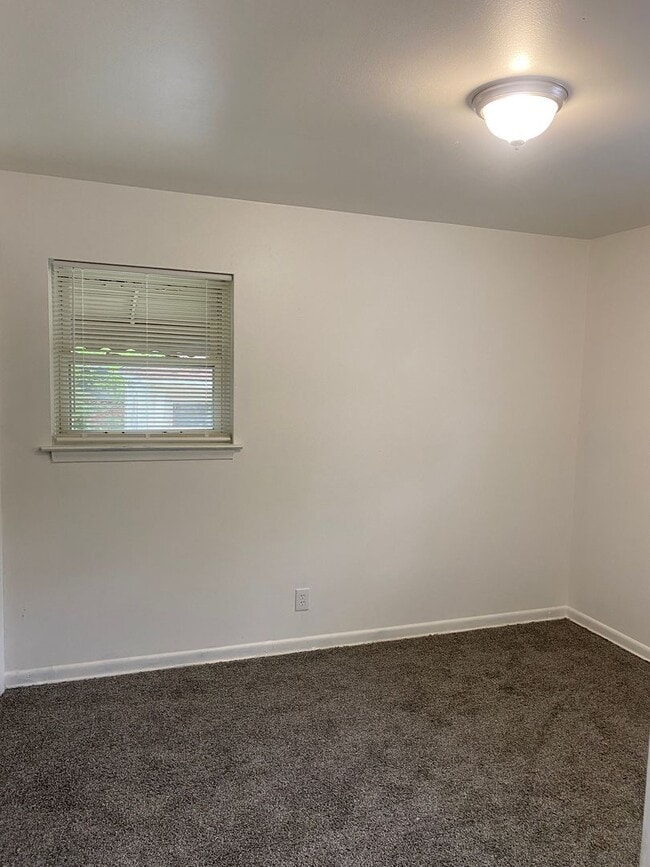 Building Photo - Freshly painted 3 bedroom, 1 1/2bath ranch...