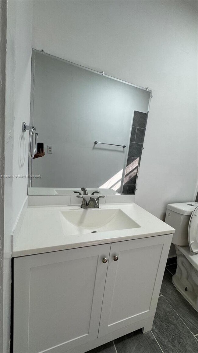 Building Photo - 1849 Dewey St