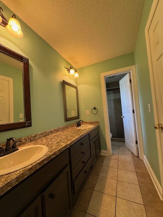 Building Photo - 103 Jessica Pl