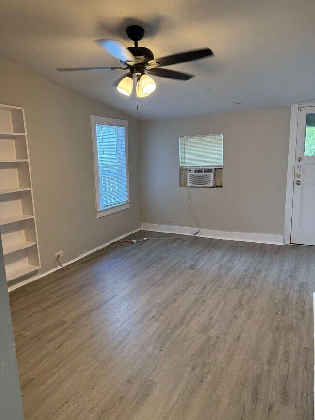 Building Photo - Beautiful Two Bed/One Bath Close to the Mi...