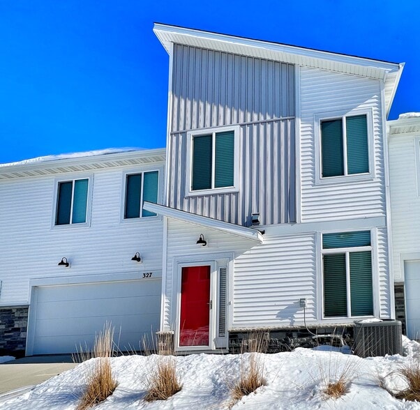 Building Photo - 327 NE Otter Dr