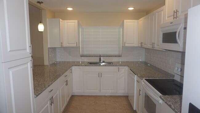 Building Photo - 213 Foxwood Dr