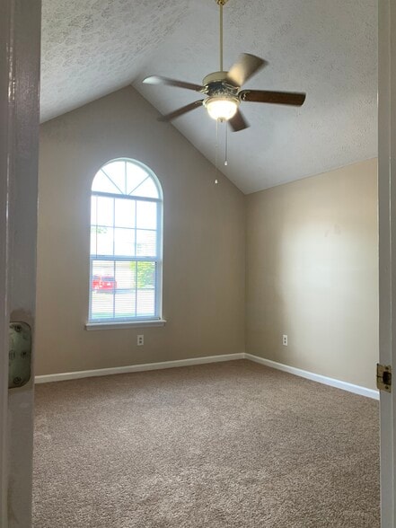 Building Photo - 213 Copperfield Ln