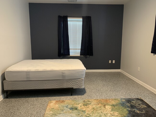 Bedroom /Full Bed - 401 N 4th St