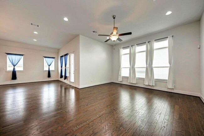 Building Photo - 1104 Almeria Bend