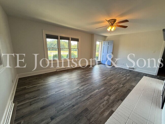 Building Photo - Three bedroom House with Large Lot in Country Setting