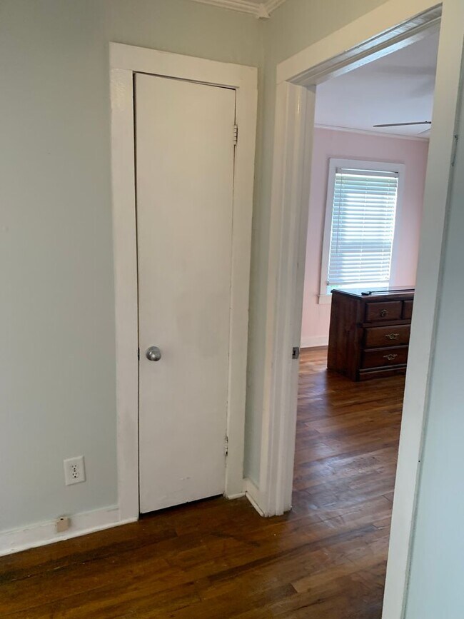 Building Photo - Cozy Cottage, Small Town Charm
