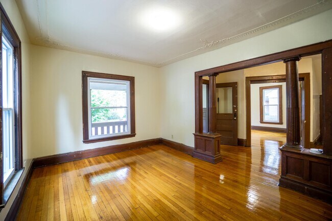 Building Photo - Spacious 5 Bed/2 Bath Single Family Home W...