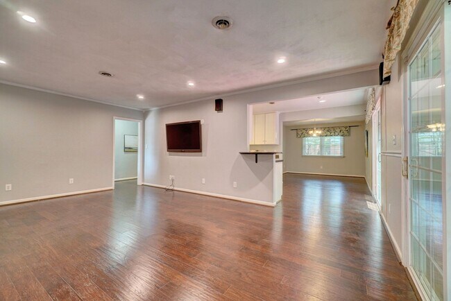 Building Photo - Fabulous 4-Bedroom Great Neck Home Ready 0...