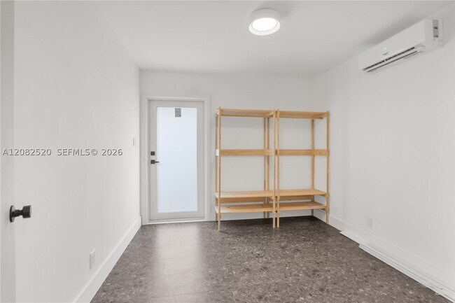 Building Photo - 1085 NE 34th St