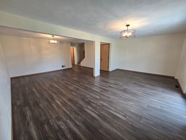 Building Photo - Beautifully Updated 3 Bedroom 2.5 Bathroom Townhouse - Golf Course View!