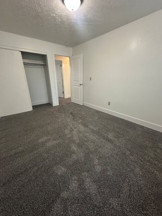 Building Photo - Fall Special – 3 Weeks FREE Rent on 4 Bed,...