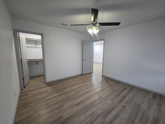 Building Photo - Spacious 4/3/2 Home with Modern Finishes and Great Location