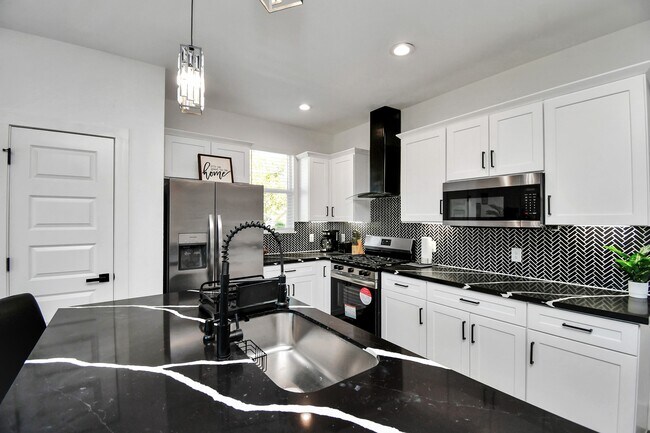 Building Photo - 6531 Rosemary Ln