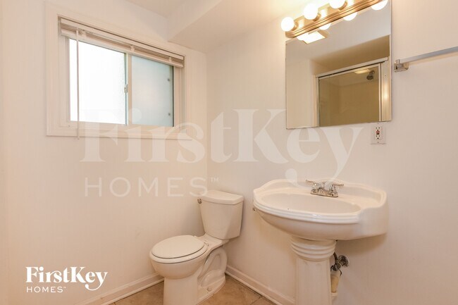 Building Photo - 2108 N Linden Ave