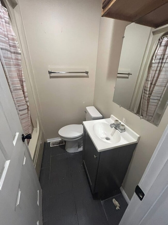 Building Photo - $895 a month! 4-Bedroom Apartment Near Bal...