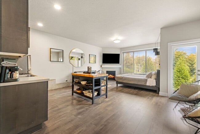 Building Photo - Studio