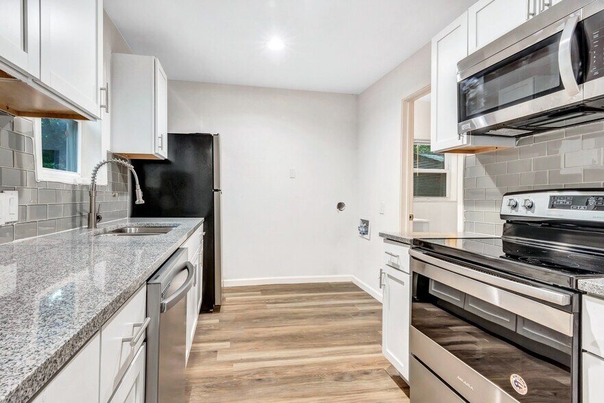 Building Photo - 425 E Sears St