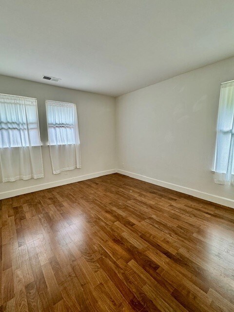 Building Photo - 123 N Villa Way