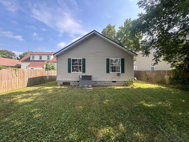 Building Photo - Spacious 4-Bedroom Home W/Sunroom & Large ...
