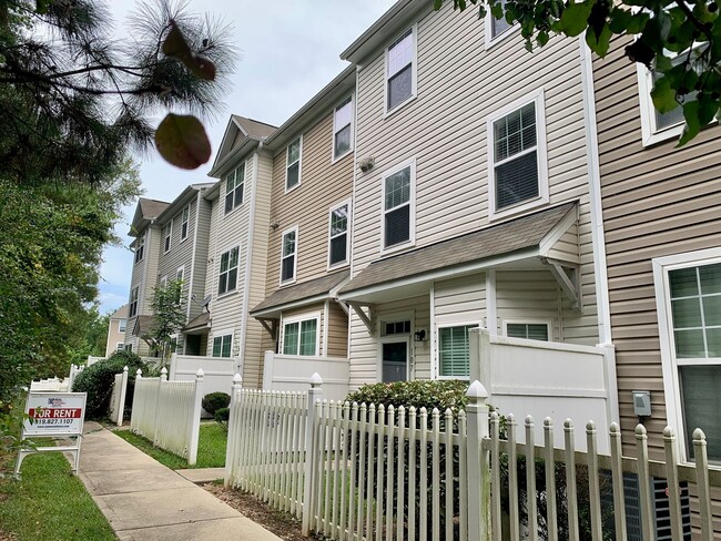 Building Photo - Wonderful Raleigh Townhome Convenient to I440 & I540, Huge Master Suite, Near Anderson Pointe Park!