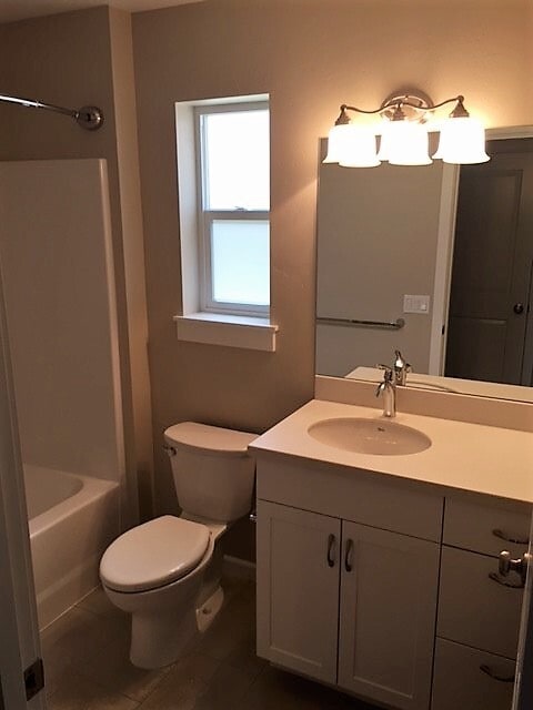 Building Photo - Light & Bright 2 Bed/2 Bath Mid-Town Cottage with Garage