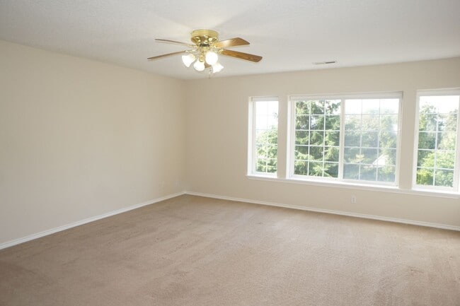 Building Photo - SE Jewel! Spacious living!