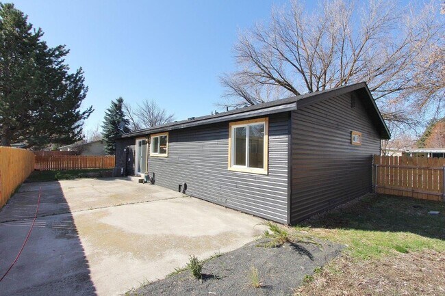 Building Photo - Charming Single-Level Home
