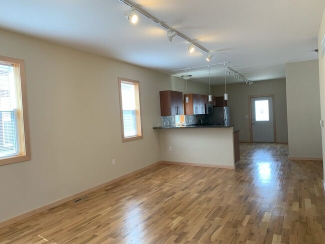 Building Photo - Bayview 2-bedroom loft style house, hardwood floors, AC, parking, fireplace