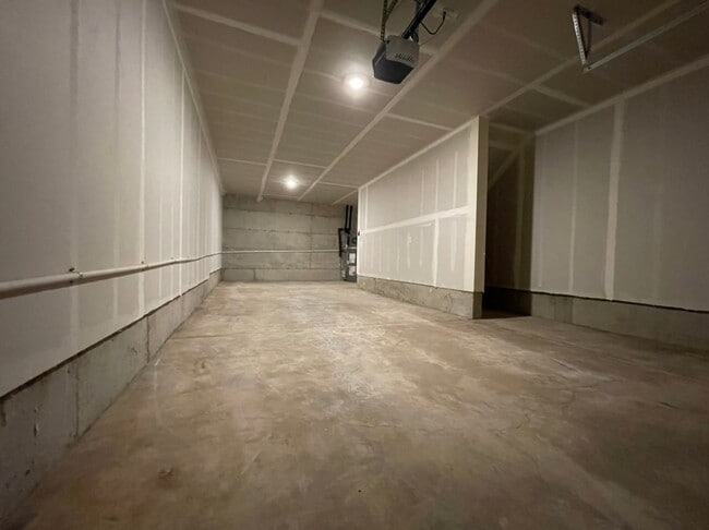 Building Photo - Modern 3-Bed, 2.5-Bath Home with Quartz Counters, Central A/C, and Prime Location!