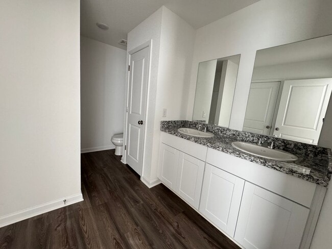 Building Photo - 3 bedroom Newer home
