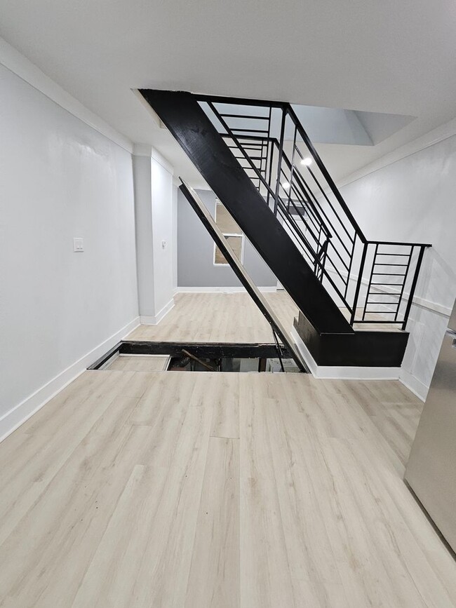 Building Photo - Beautifully Remodeled Townhouse