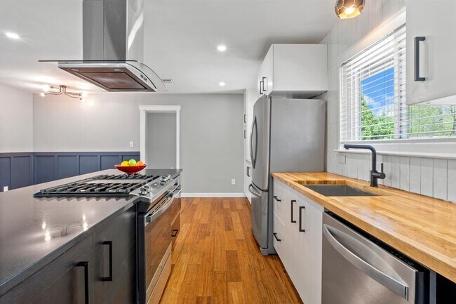 Building Photo - 1113 S Meadows Dr