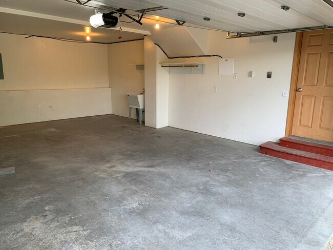 Garage - 310 Tipperary Ct
