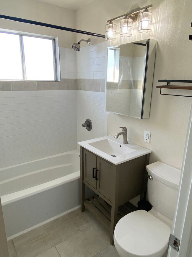 Building Photo - Top Floor 2-Bedroom Duplex in Fletcher Hills