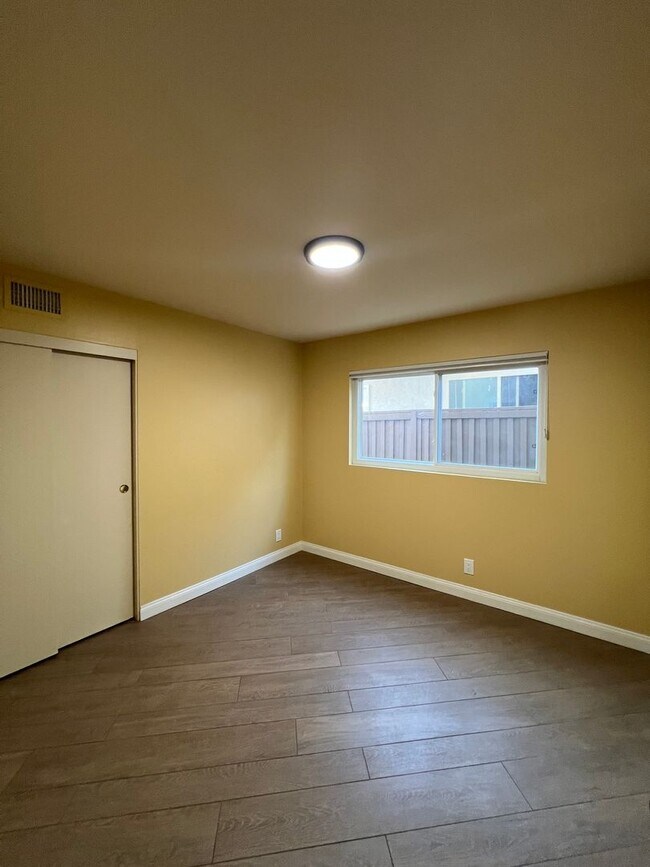 Building Photo - Lake Forest House with 4 bed 2 bath plus loft