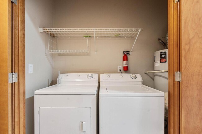 Building Photo - Immaculate 2-bdrm/2-bath, 2nd-floor, corner-unit condo in Bethany Village.  In-unit laundry, deed...