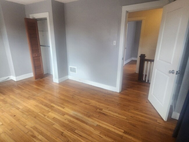 Building Photo - 2 Bedroom 1 bath updated Row Home