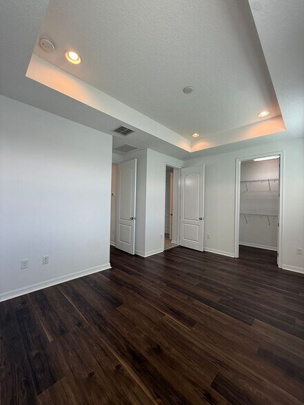 Building Photo - 2-bedroom, 2.5-bath townhome located in Ea...