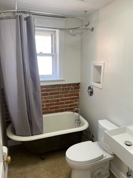 upstairs bathroom - 2918 N Gaylord St
