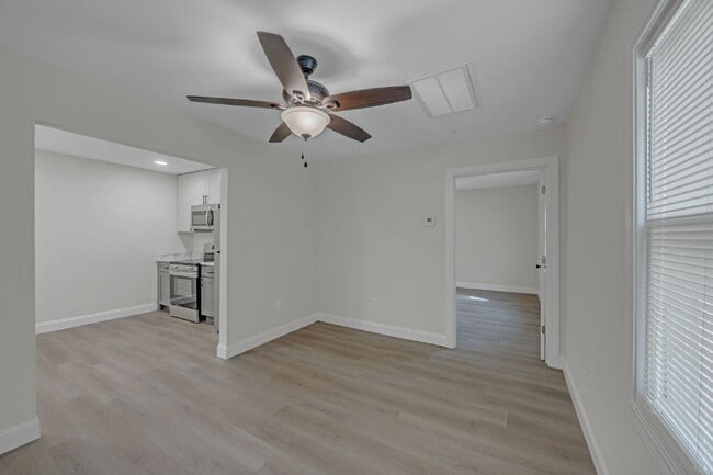 Building Photo - Newly renovated and modernized 1BR, 1BA du...