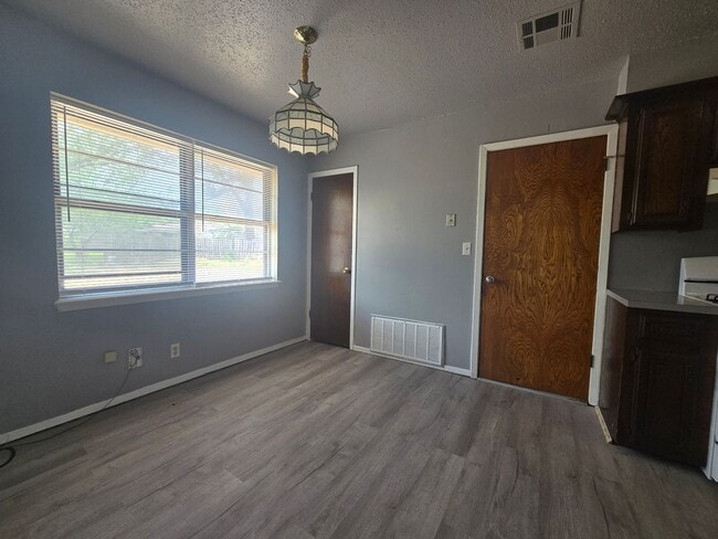 Building Photo - 3 Bedroom 1.5 Bath and 2 Garage home in Shawnee!