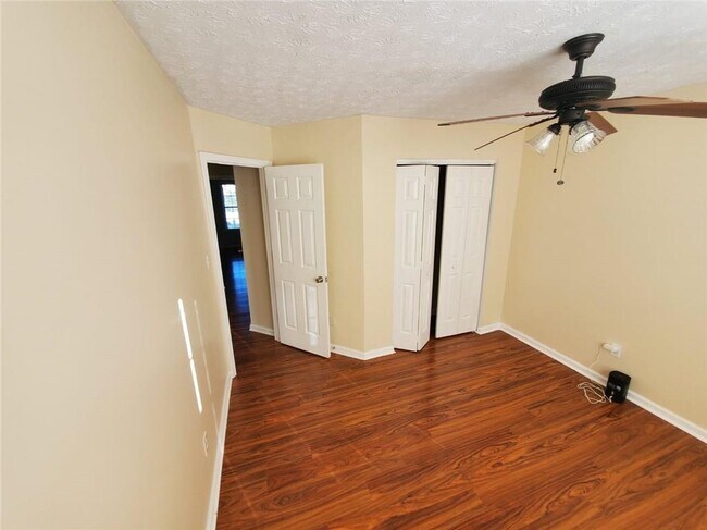Building Photo - 5450 Twin Lakes Dr