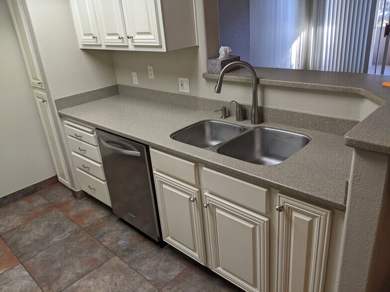 Stainless steel dishwasher - 3830 E Lakewood Pky E
