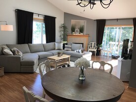 Building Photo - 1053 Tamarack Way