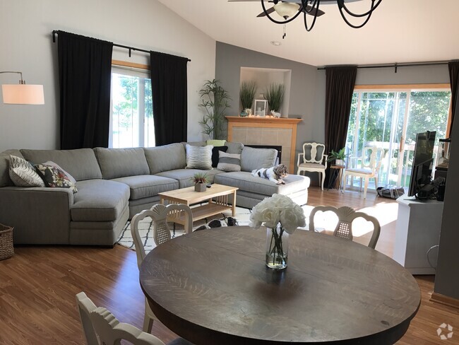 Building Photo - 1053 Tamarack Way