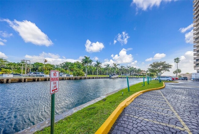 Building Photo - 1800 NE 114th St